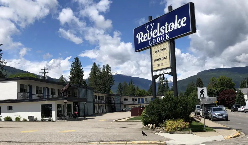 Revelstoke Lodge hotel hero
