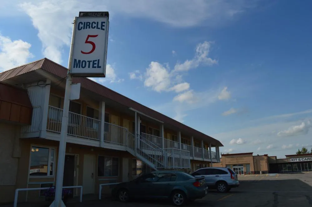 Circle 5 Motel hotel hero