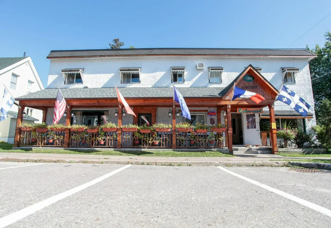 Auberge L'Ile de France hotel hero