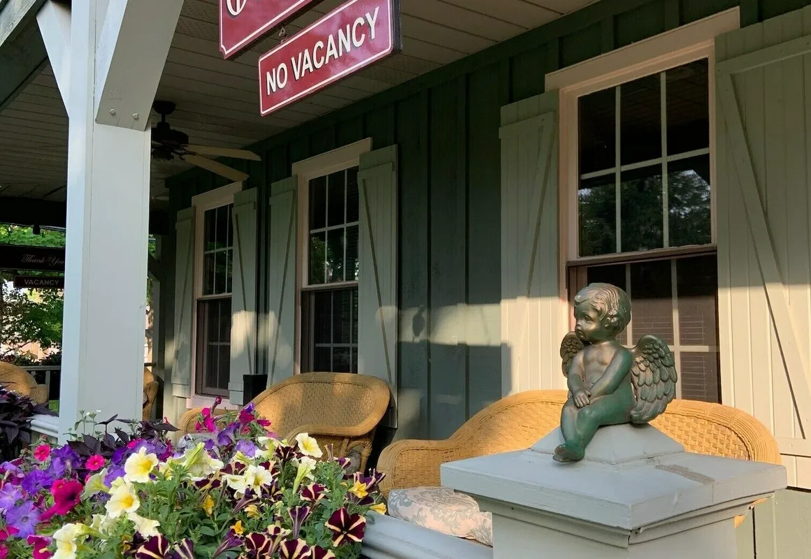 WeatherPine Inn hotel hero