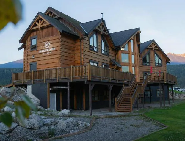 Basecamp Lodge Golden hotel detail image 1