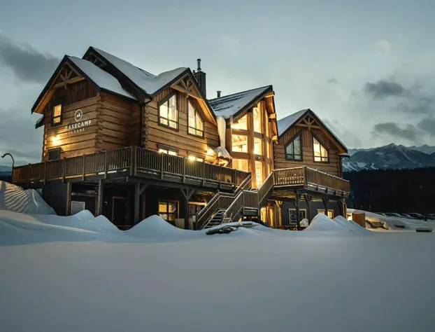 Basecamp Lodge Golden hotel detail image 2