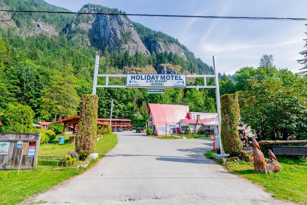 Holiday Motel & RV Resort hotel hero