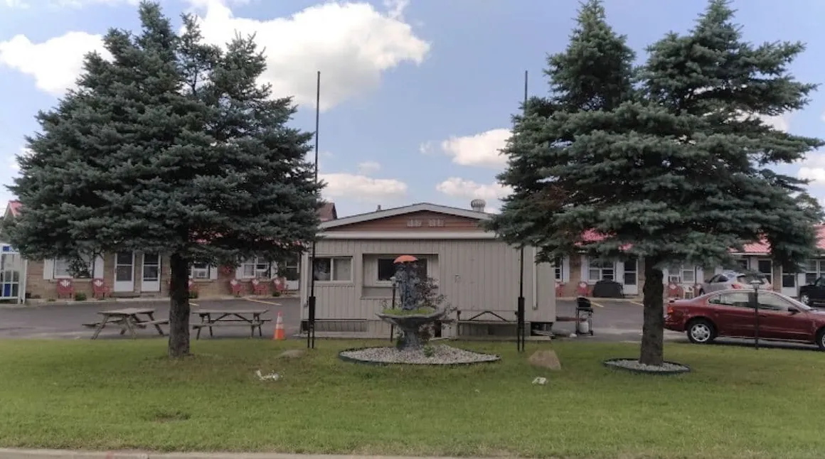 Maple Leaf Motel hotel hero