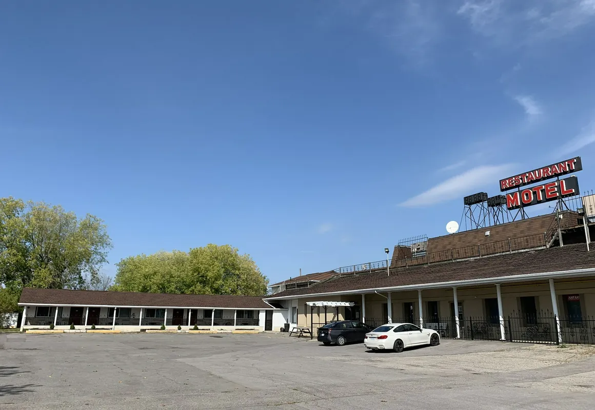 7 West Motel hotel hero