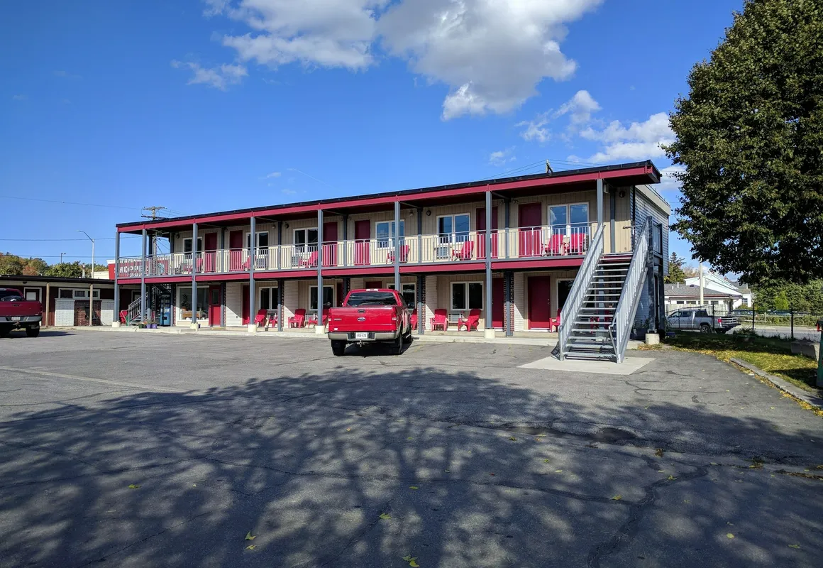 The Barrie Motel hotel hero