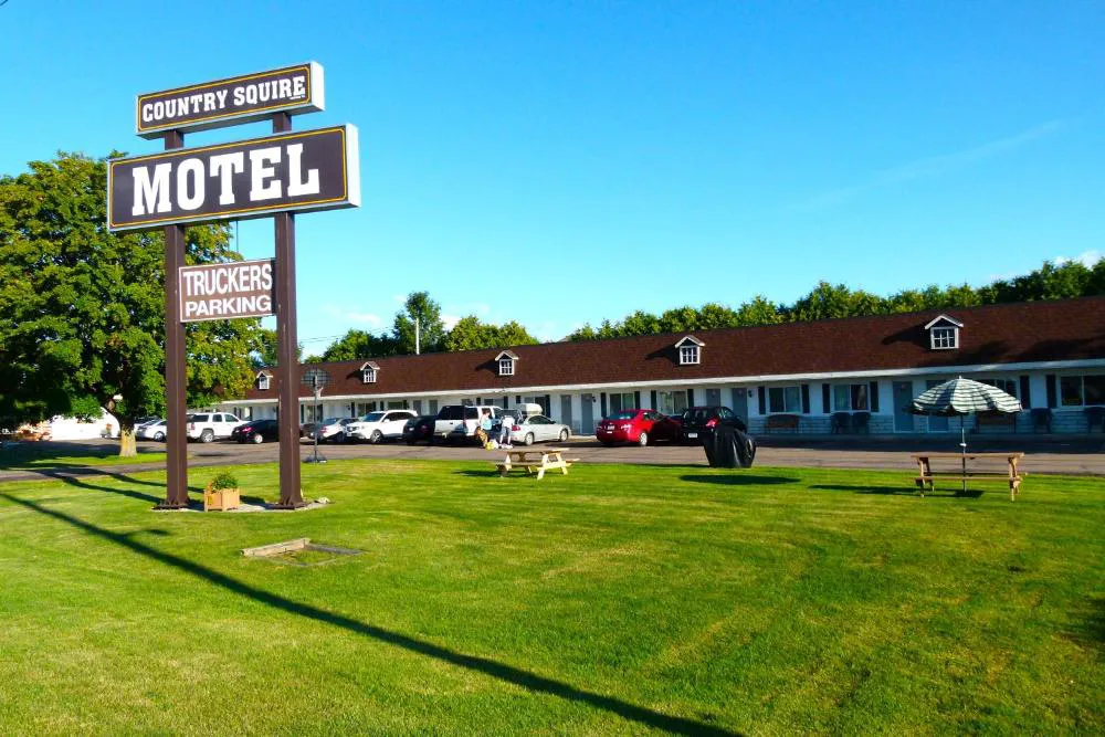 Country Squire Motel hotel hero