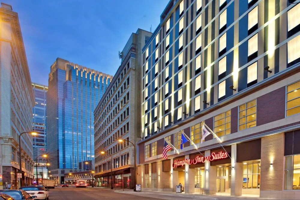 Hampton Inn & Suites Minneapolis / Downtown hotel hero