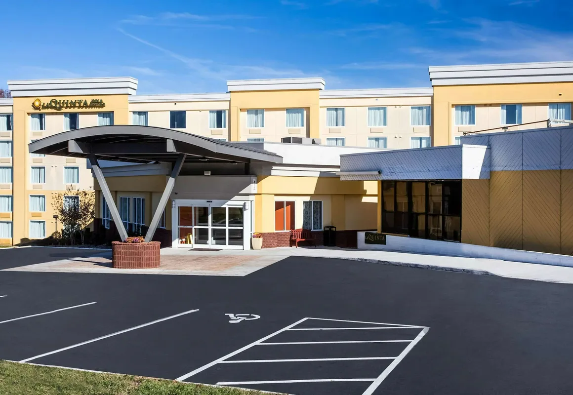 La Quinta Inn & Suites by Wyndham Lynchburg at Liberty Univ. hotel hero