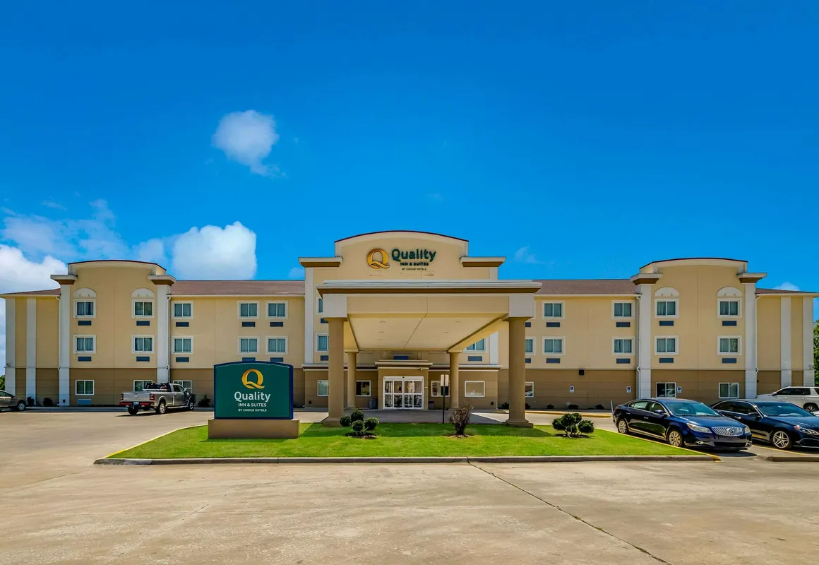 Quality Inn & Suites Ardmore hotel hero