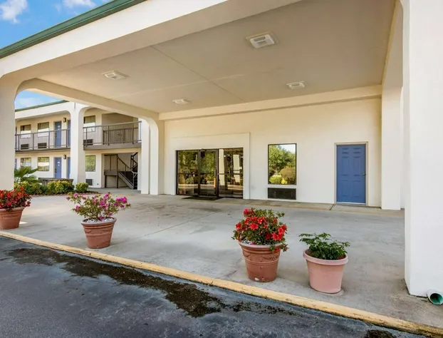 HomeTown Inn & Suites hotel detail image 3