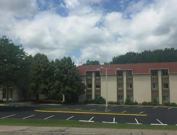 Ramada by Wyndham Albert Lea hotel detail image 2