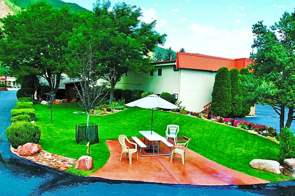 Glenwood Springs Cedar Lodge hotel hero