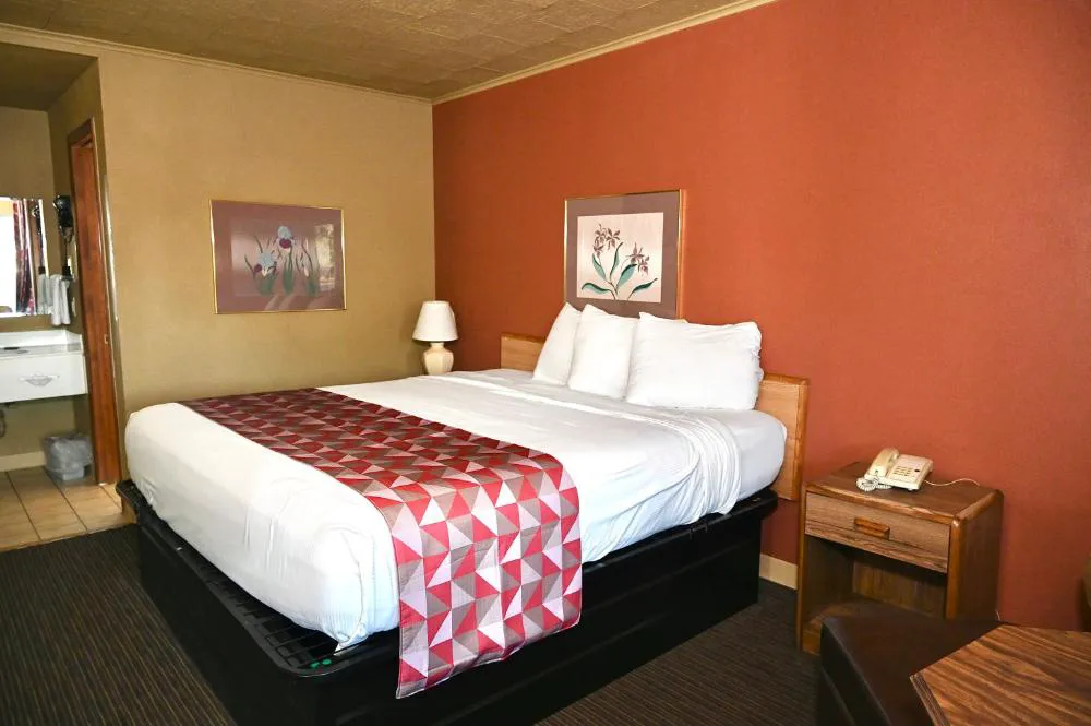 Fortune Inn And Suites Newport hotel hero