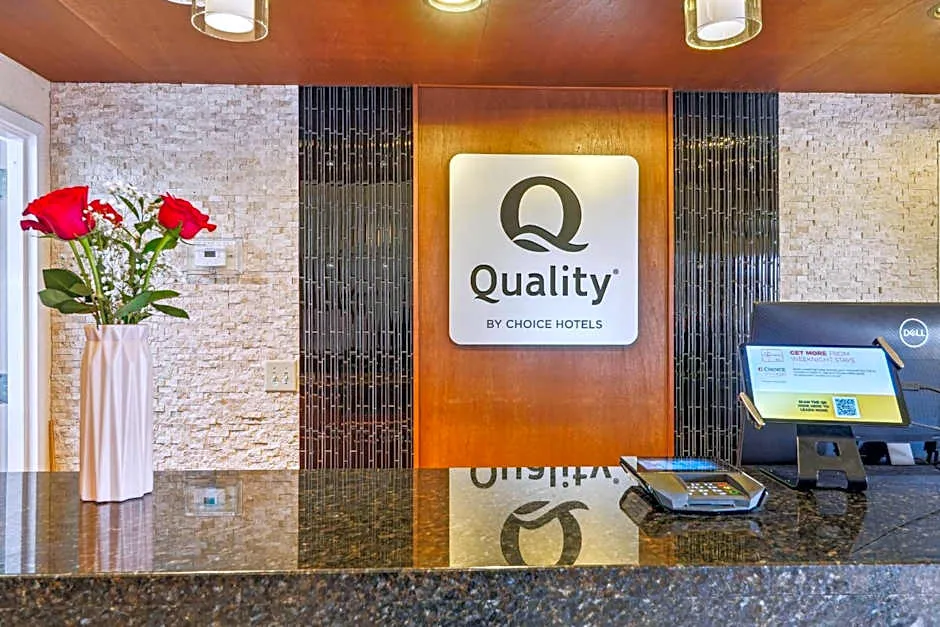 Quality Inn & Suites hotel hero