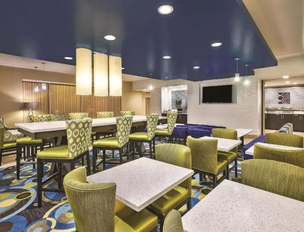 La Quinta Inn & Suites by Wyndham Niagara Falls hotel detail image 4