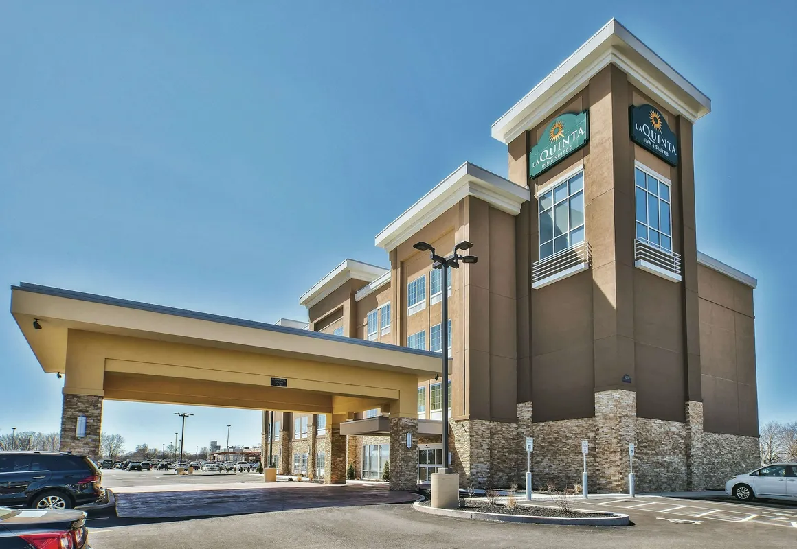 La Quinta Inn & Suites by Wyndham Niagara Falls hotel hero