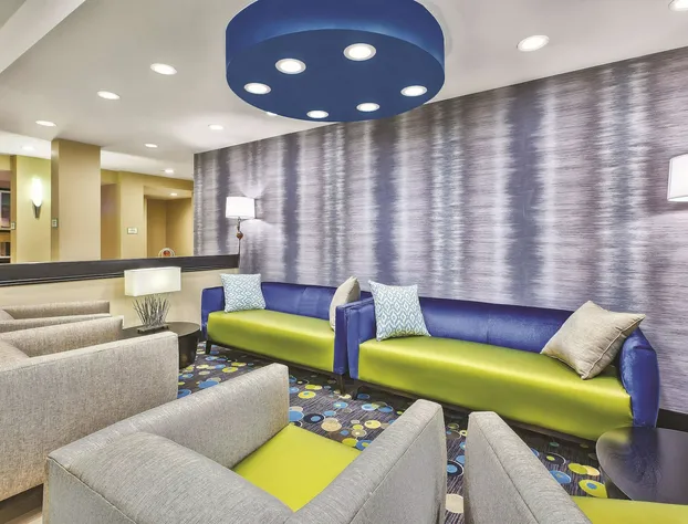 La Quinta Inn & Suites by Wyndham Niagara Falls hotel detail image 2