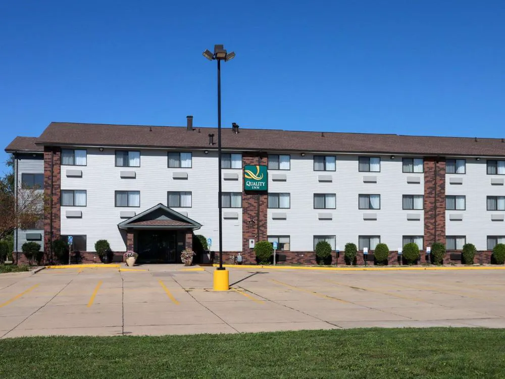 Quality Inn & Suites Bloomington I-55 and I-74 hotel hero