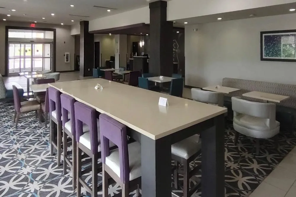 Comfort Inn & Suites hotel hero