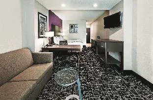 Comfort Inn & Suites hotel detail image 1