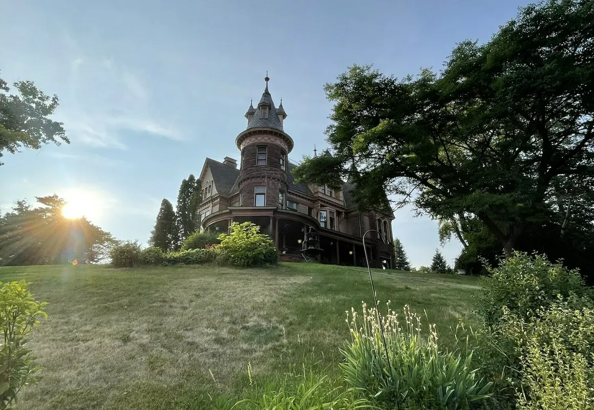 Henderson Castle Inn hotel hero