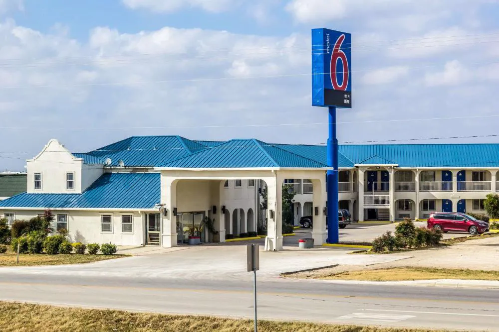 Motel 6 Seguin, TX hotel hero