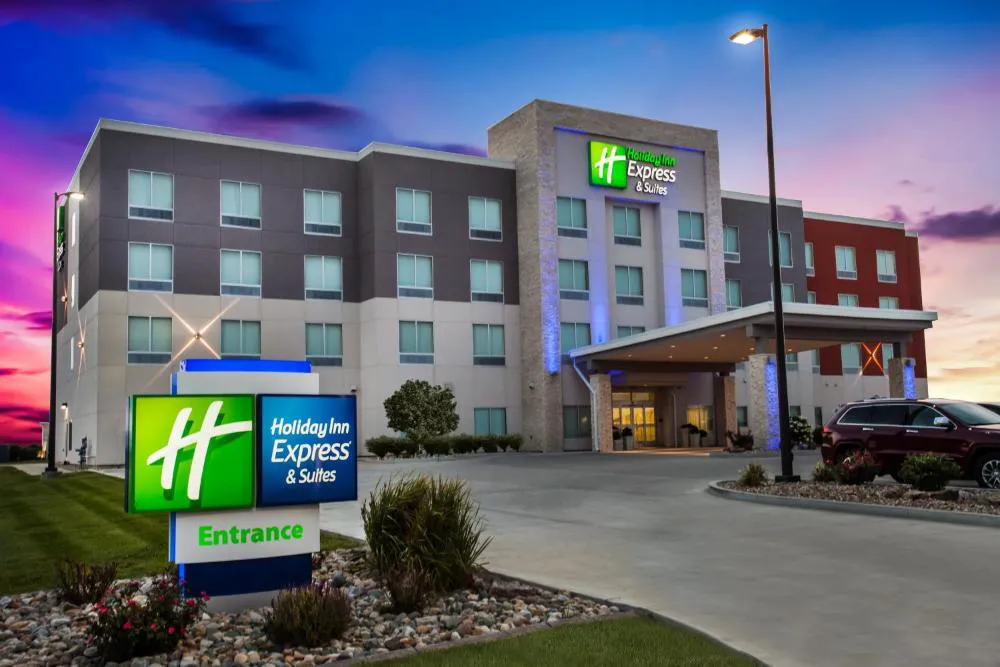 Holiday Inn Express & Suites Litchfield West by IHG hotel hero