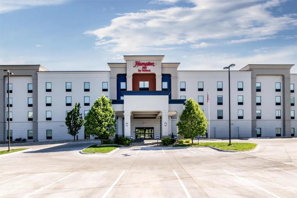 Hampton Inn Omaha/West Dodge Road (Old Mill) hotel hero