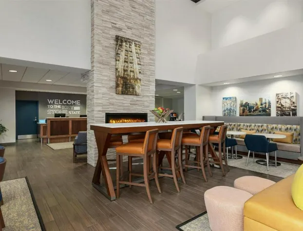 Hampton Inn & Suites Pittsburgh/Harmarville hotel detail image 3