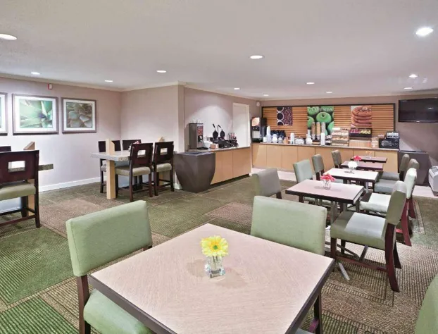 La Quinta Inn & Suites by Wyndham Mansfield OH hotel detail image 4