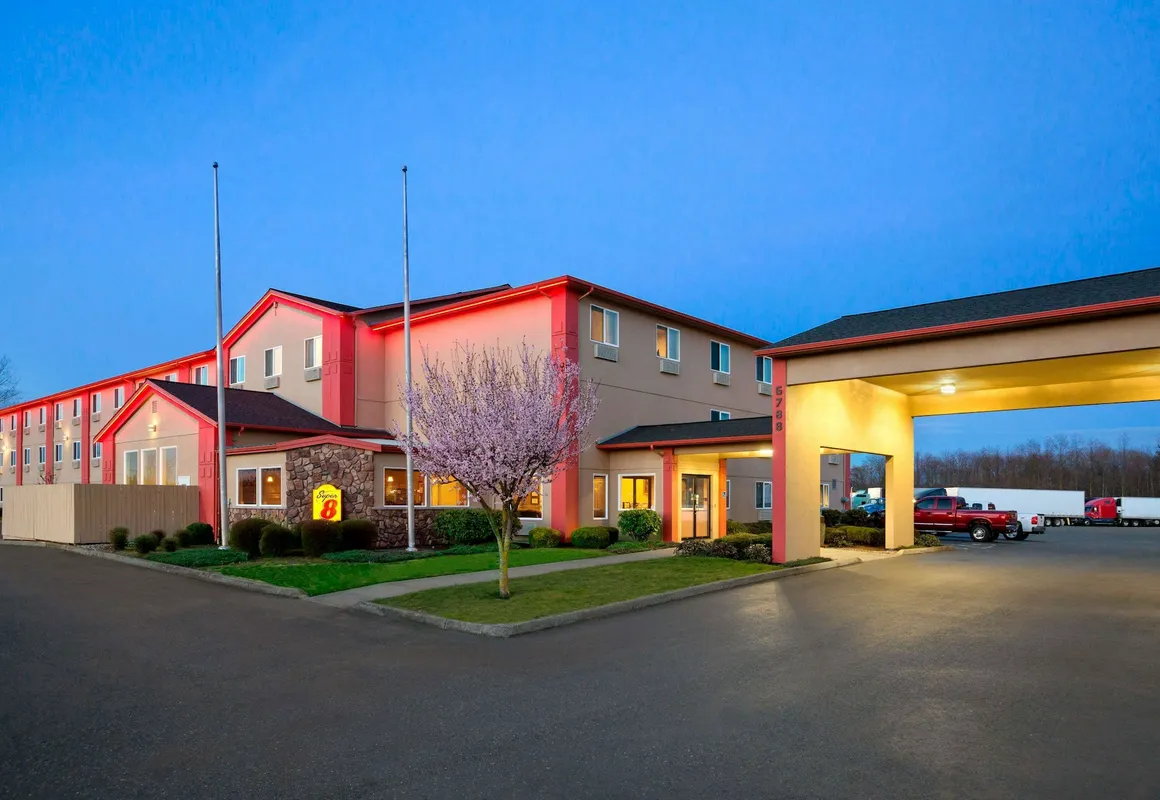 Super 8 by Wyndham Bellingham Airport/Ferndale hotel hero