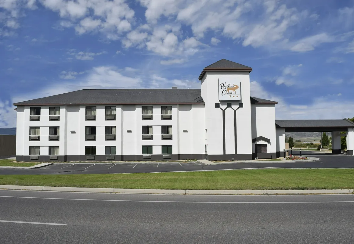 Willow Creek Inn hotel hero