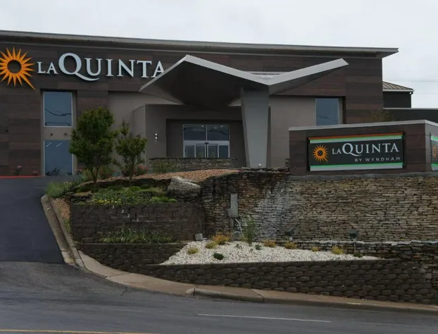 La Quinta Inn & Suites by Wyndham Branson hotel detail image 1