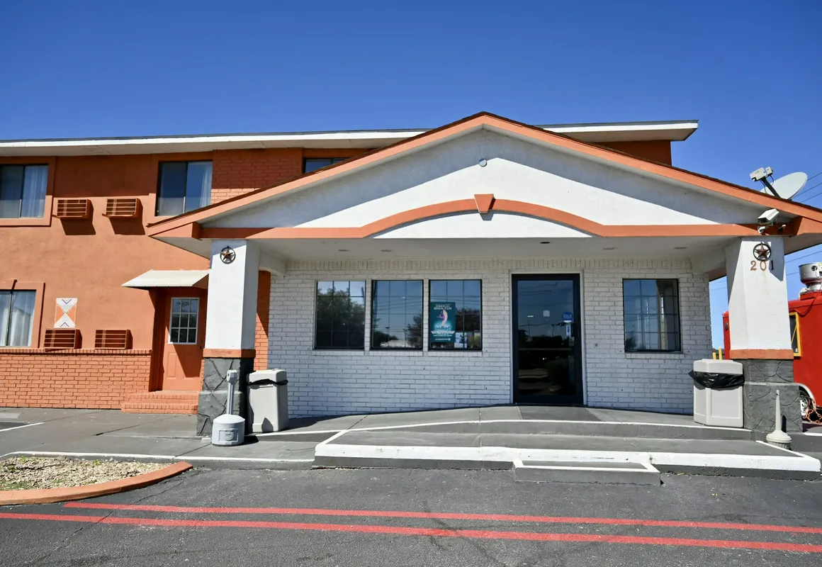 Howard Johnson by Wyndham New Braunfels hotel hero