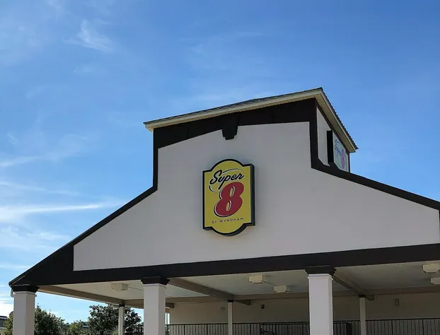 Super 8 by Wyndham Gulfport Airport NW/Near Biloxi hotel detail image 1