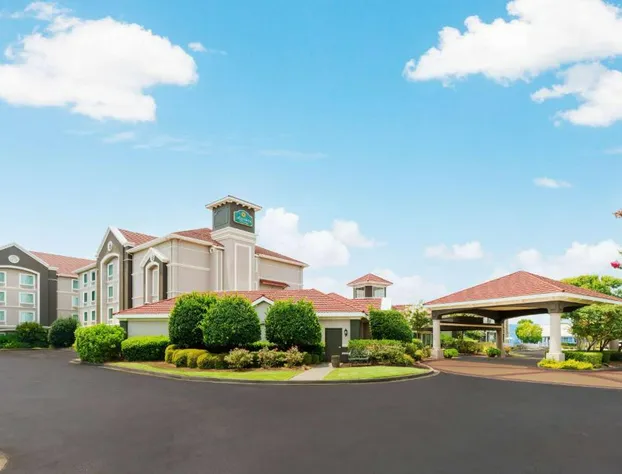 La Quinta Inn & Suites by Wyndham Myrtle Beach Broadway Area hotel detail image 3