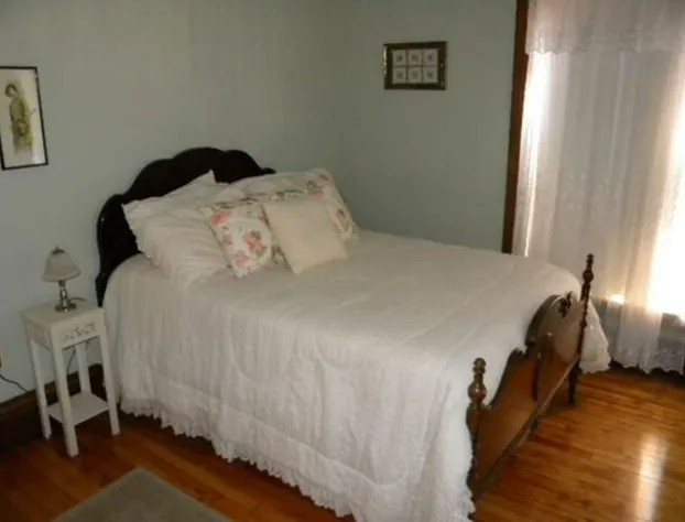 The Decker House Bed & Breakfast hotel detail image 3