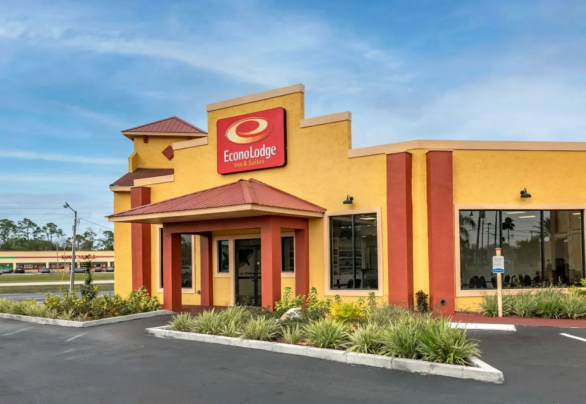 Econo Lodge Inn & Suites Maingate Central hotel hero