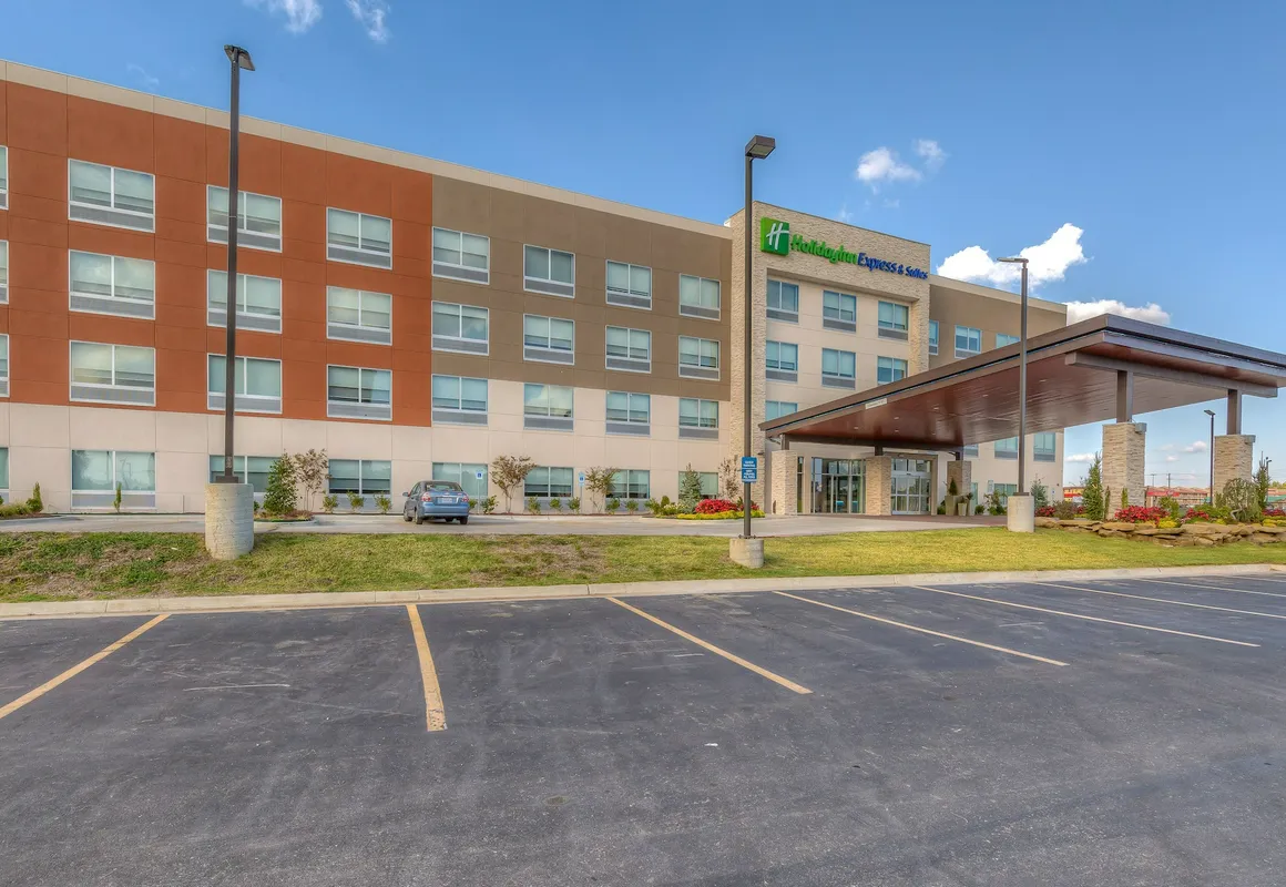 Holiday Inn Express & Suites Tulsa Midtown by IHG hotel hero
