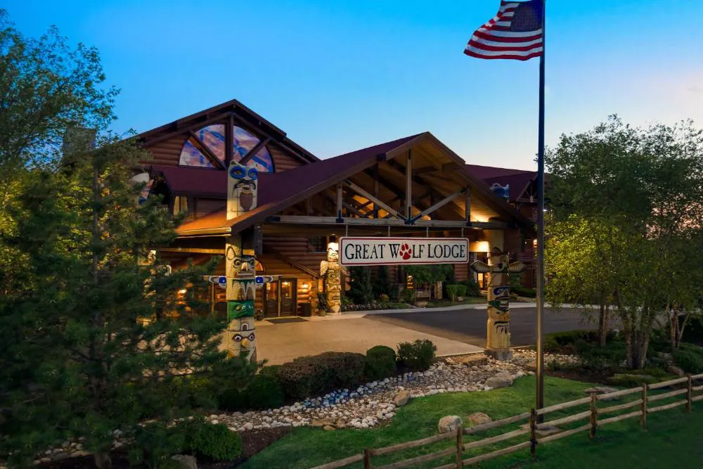 Great Wolf Lodge Kansas City hotel hero