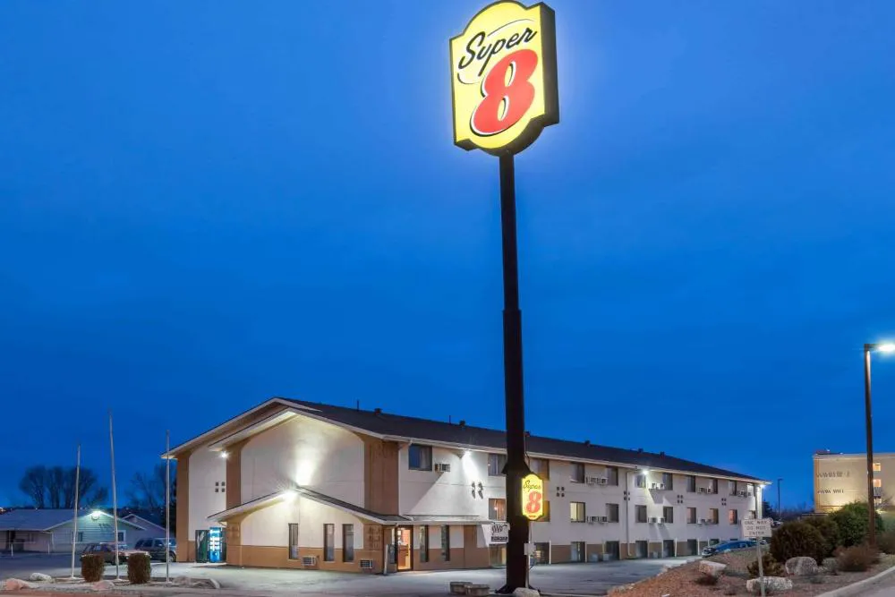 Super 8 by Wyndham Bismarck hotel hero