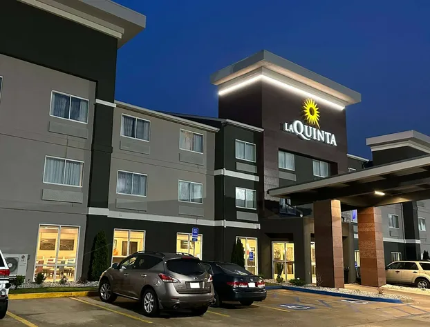 La Quinta Inn & Suites by Wyndham Fayetteville hotel detail image 1