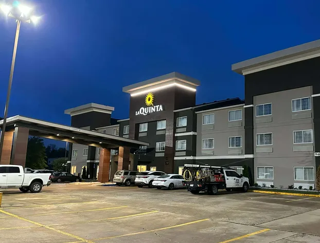 La Quinta Inn & Suites by Wyndham Fayetteville hotel detail image 2