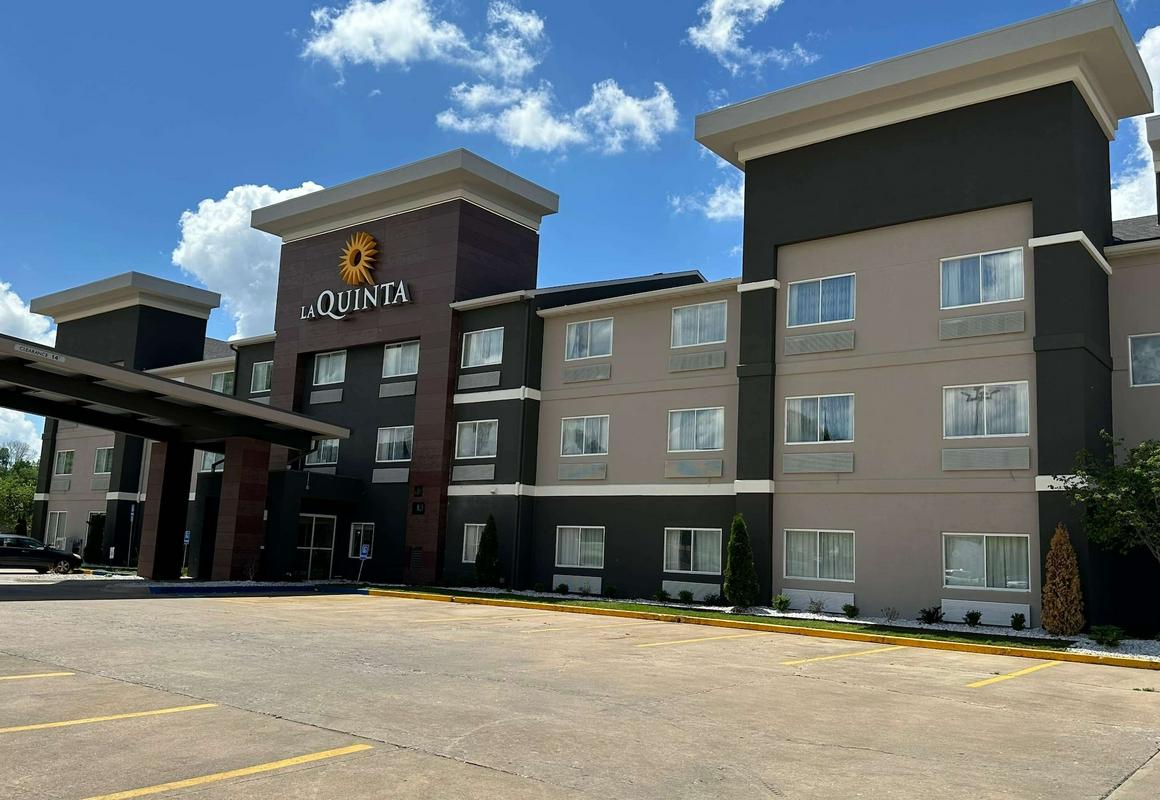 La Quinta Inn & Suites by Wyndham Fayetteville hotel hero