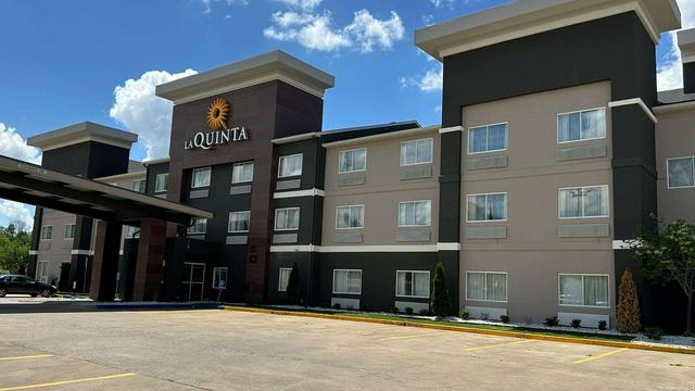 La Quinta Inn & Suites by Wyndham Fayetteville hotel detail image 1