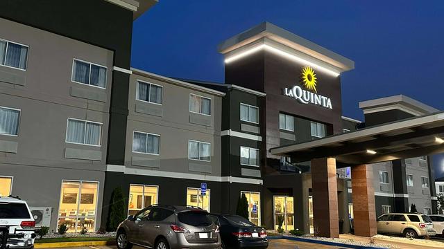 La Quinta Inn & Suites by Wyndham Fayetteville hotel detail image 2