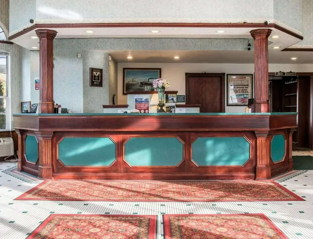 Clarion Hotel Mackinaw City Beachfront hotel detail image 3