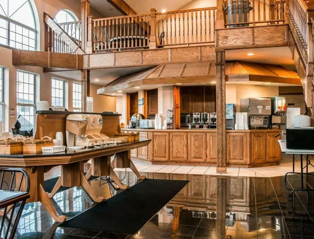 Clarion Hotel Mackinaw City Beachfront hotel detail image 3