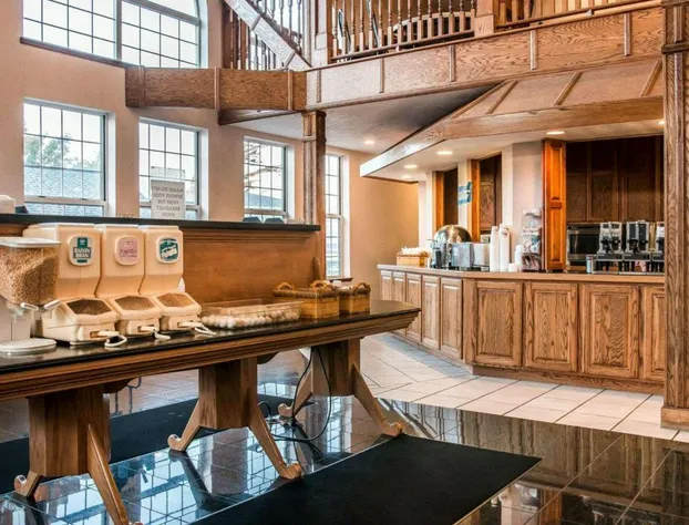 Clarion Hotel Mackinaw City Beachfront hotel detail image 4